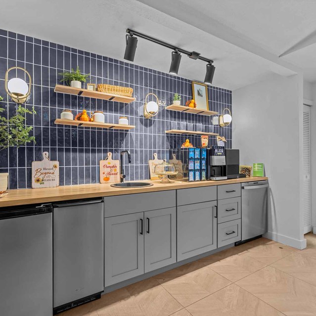 The Park at Murano -  Cabinets with Decorations and Collections